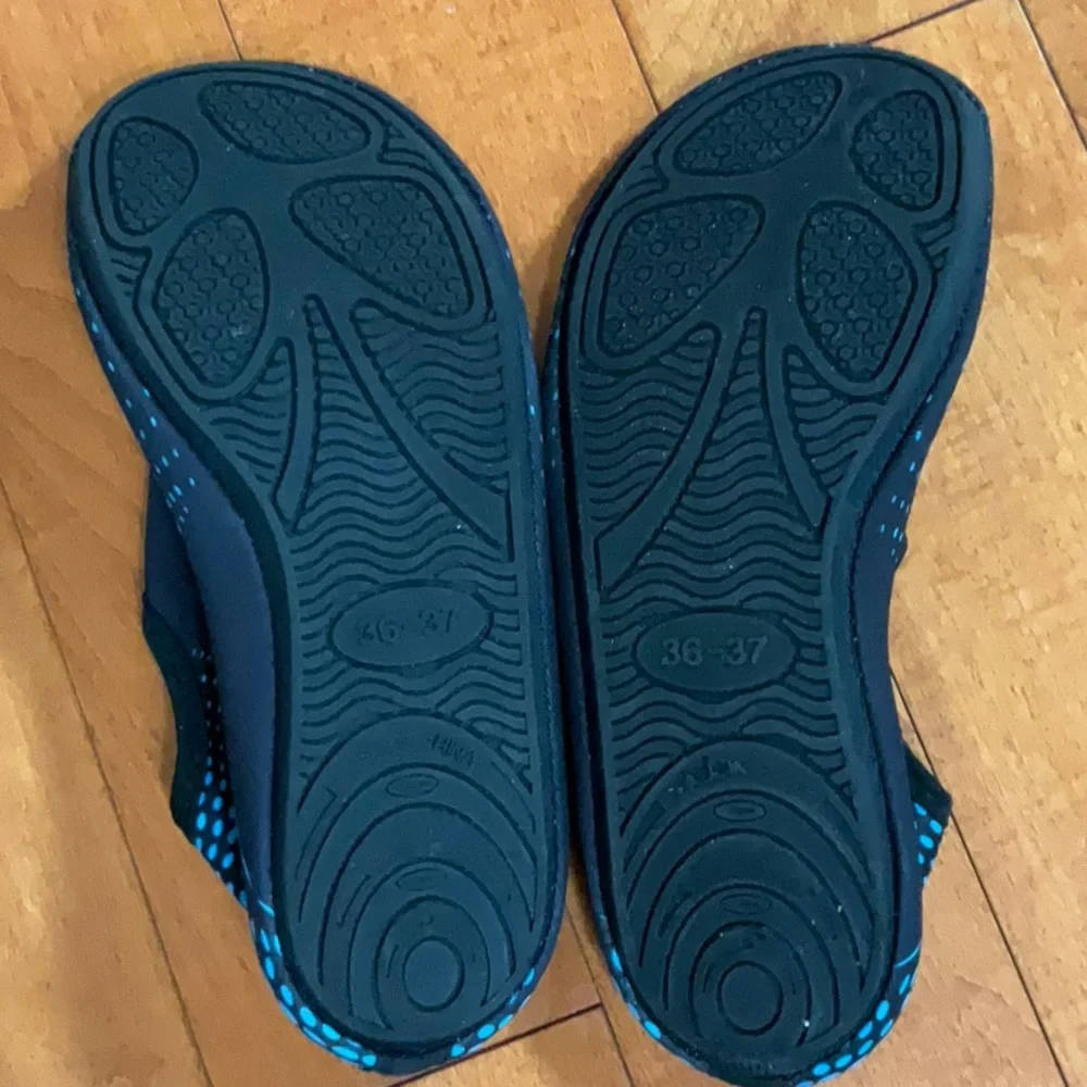 Slippers/water shoes